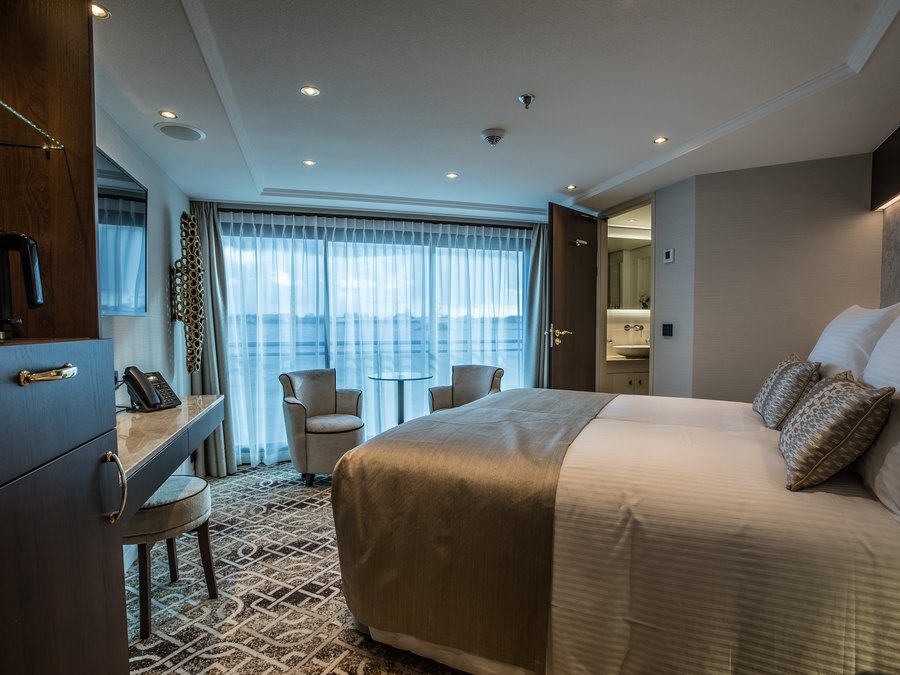 Superior Suite, Diamond Deck (Upper) Stern